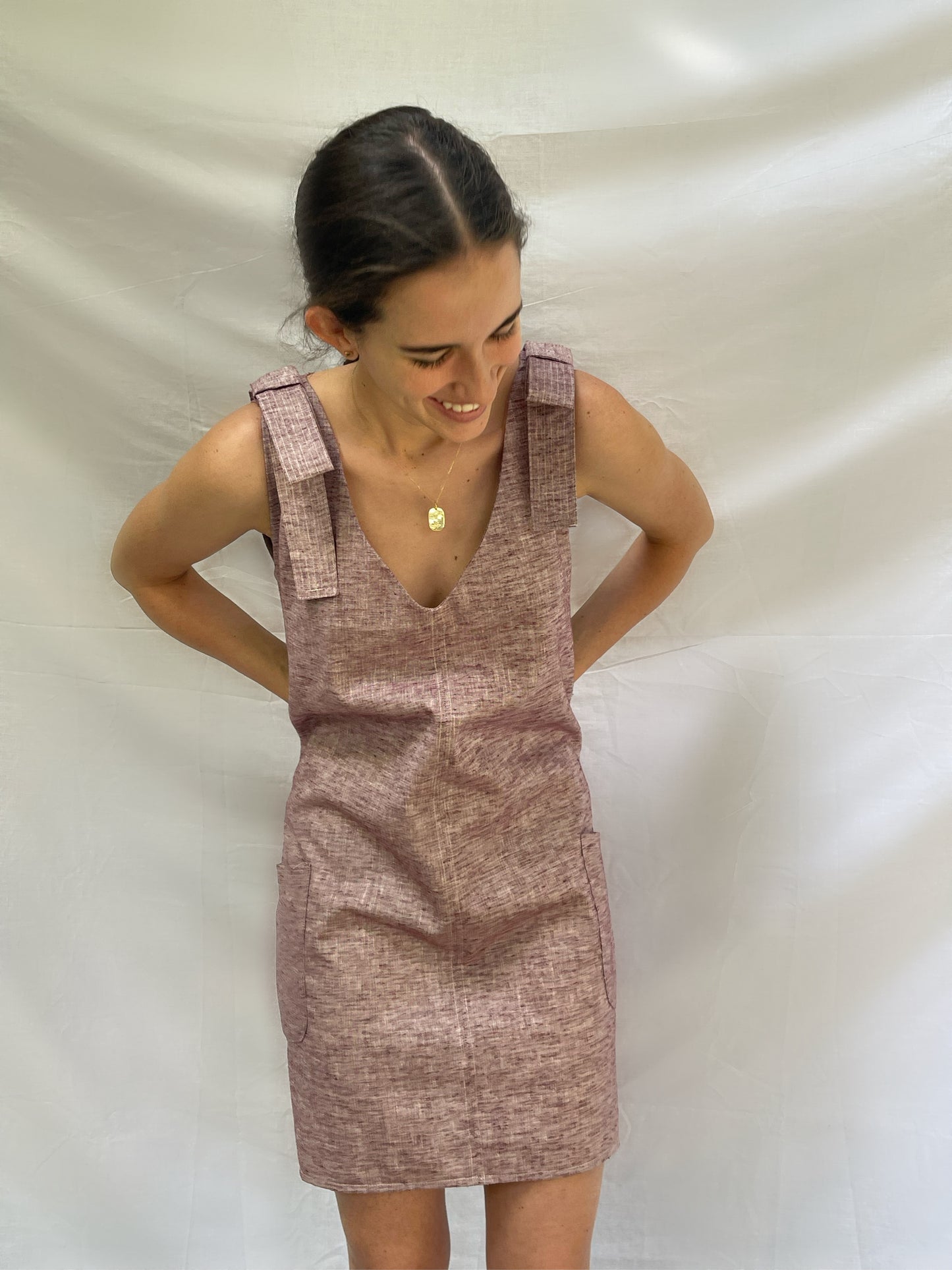 VESTIDO CAMISERO CORTO DE LINO LIVIANO LILA, CON BOLSILLOS.