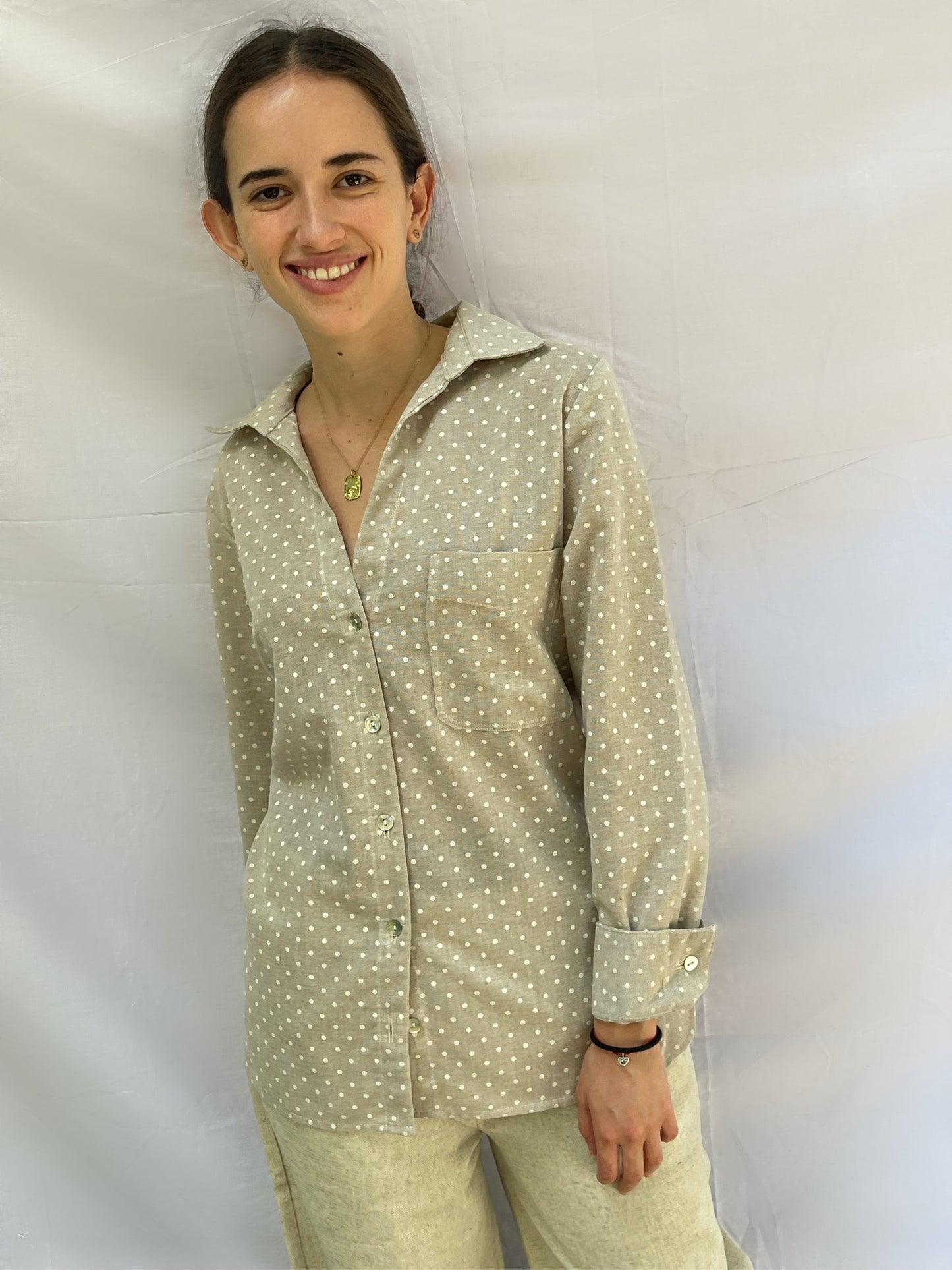 BLUSA CAMISERA DE ALGODÓN BEIGE CON PUNTOS BLANCOS ENTALLADA