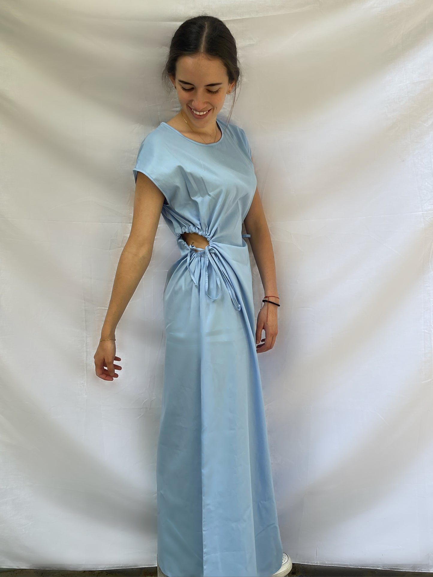 VESTIDO LARGO EN ALGODÓN CELESTE, CON DETALLE DE ABERTURA AJUSTABLE EN LA CINTURA