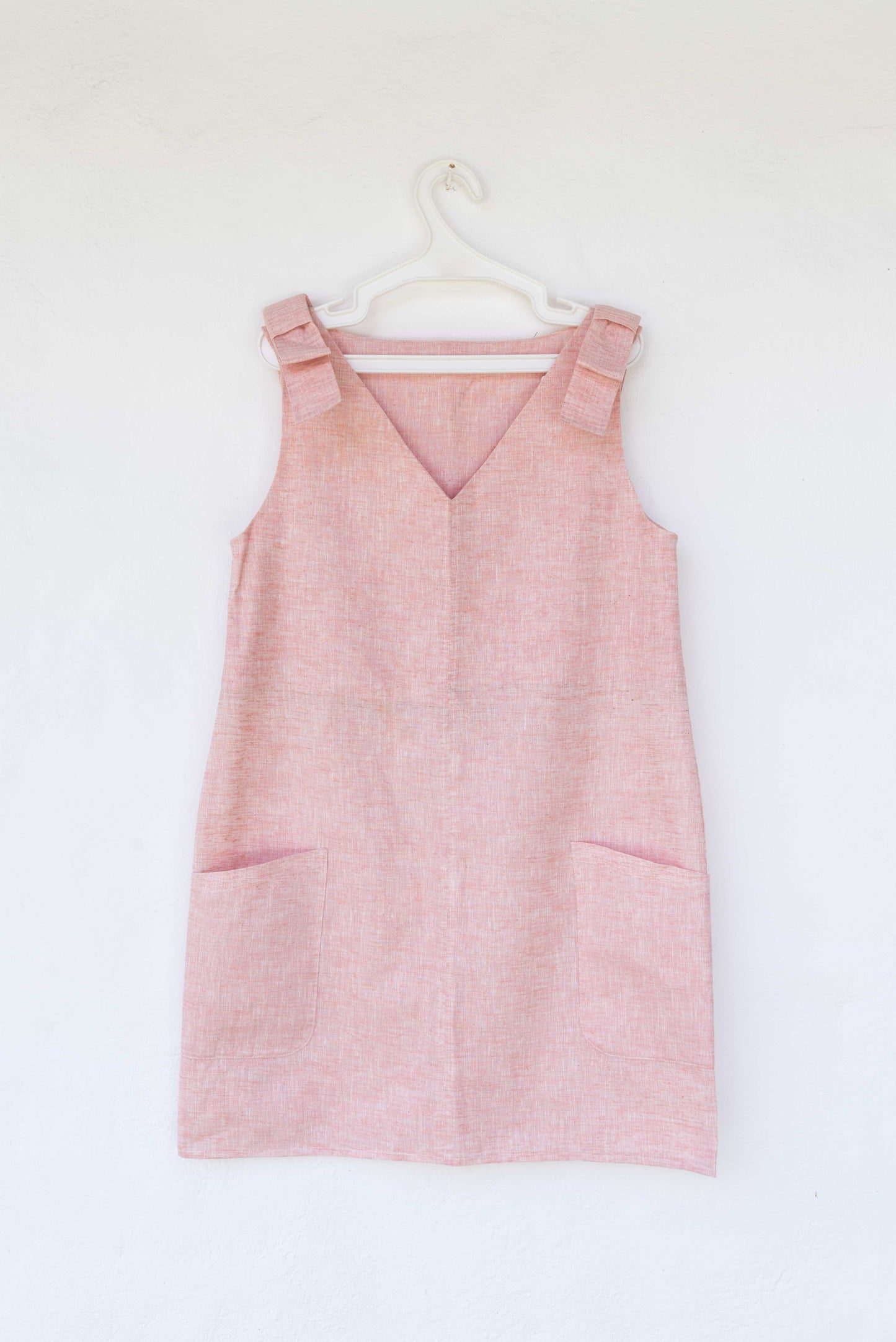 VESTIDO CAMISERO CORTO DE LINO LIVIANO ROSADO, CON BOLSILLOS.
