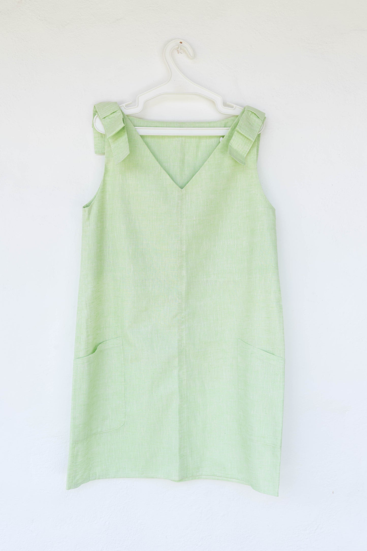 VESTIDO CAMISERO CORTO DE LINO LIVIANO VERDE LIMÓN , CON BOLSILLOS.