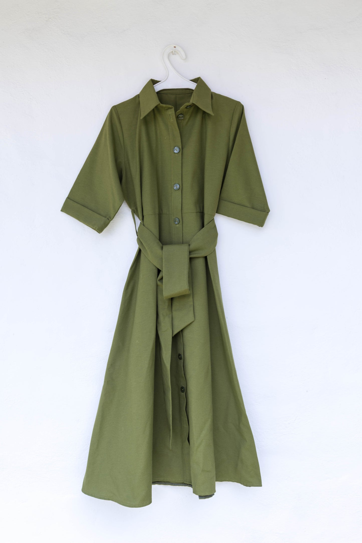 VESTIDO & ABRIGO MIDI DE LINO VERDE, CON BOTONES Y BOLSILLOS