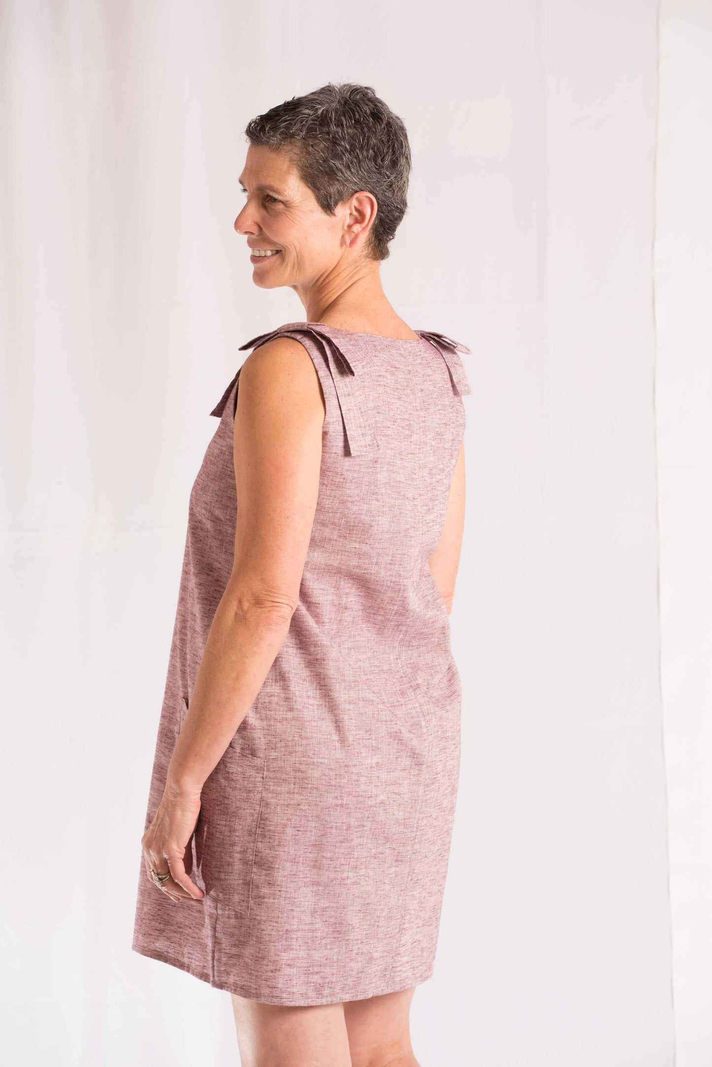 VESTIDO CAMISERO CORTO DE LINO LIVIANO ROSADO, CON BOLSILLOS.