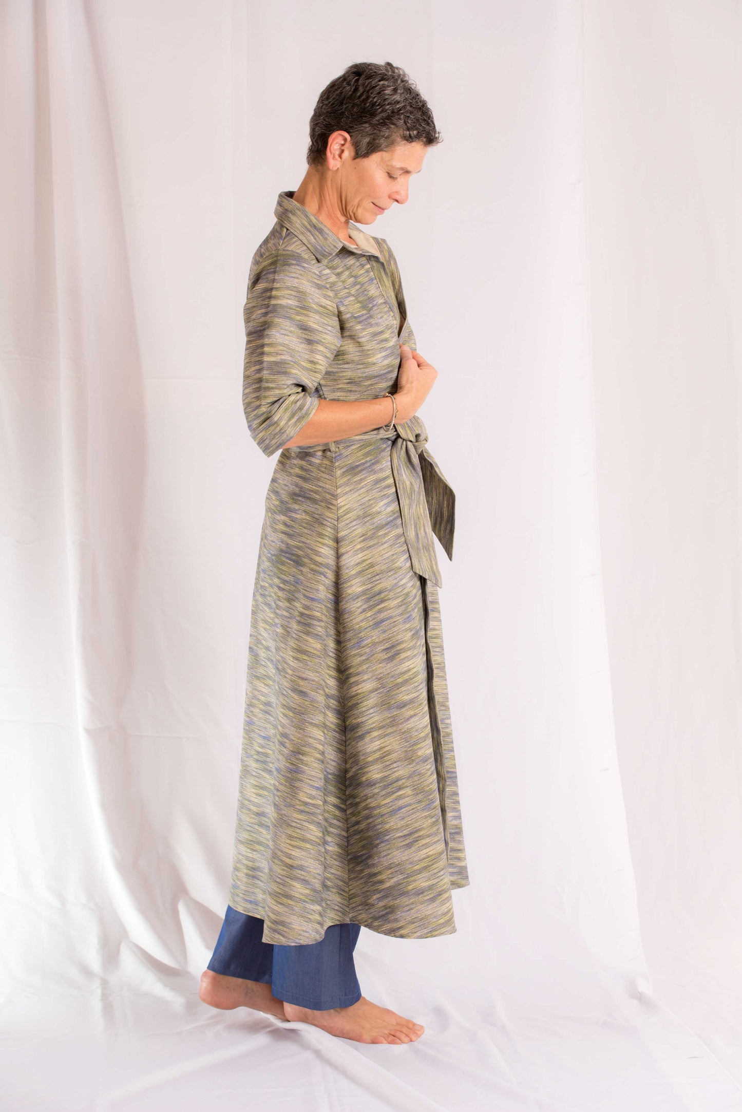 VESTIDO & ABRIGO MIDI DE LINO BEIGE A RAYAS, CON BOTONES Y BOLSILLOS