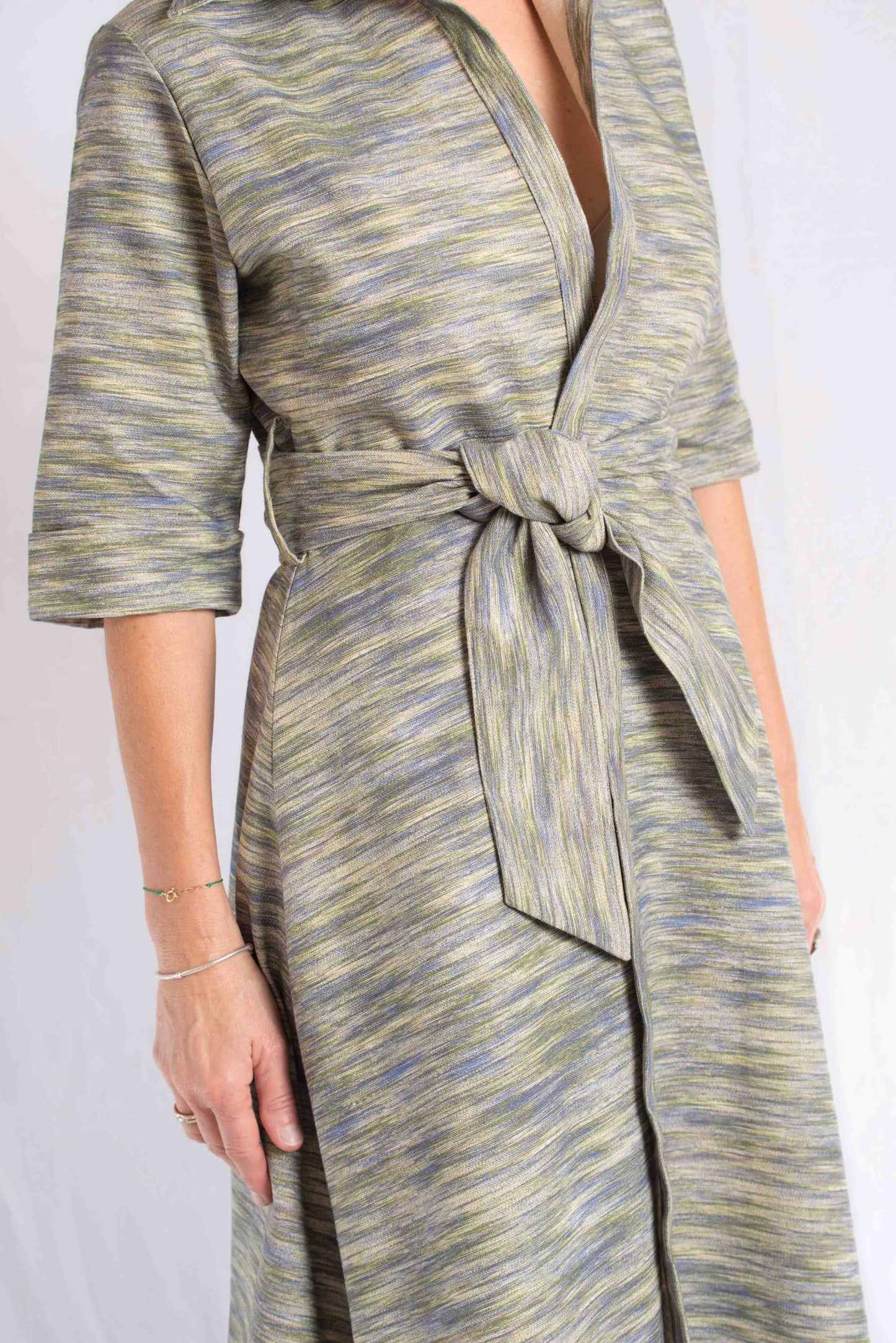 VESTIDO & ABRIGO MIDI DE LINO BEIGE A RAYAS, CON BOTONES Y BOLSILLOS