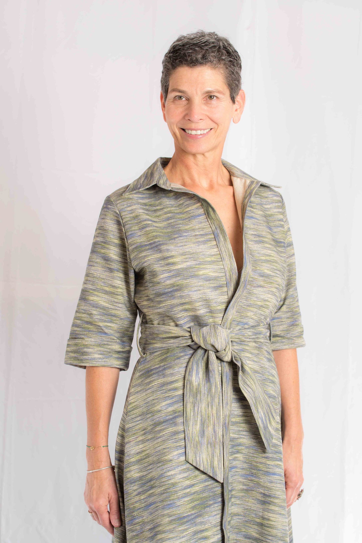 VESTIDO & ABRIGO MIDI DE LINO BEIGE A RAYAS, CON BOTONES Y BOLSILLOS