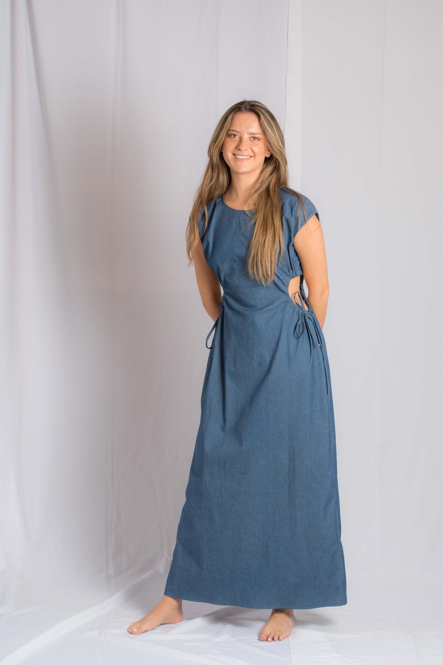 VESTIDO LARGO EN ALGODÓN TIPO DENIM, CON DETALLE DE ABERTURA AJUSTABLE EN LA CINTURA