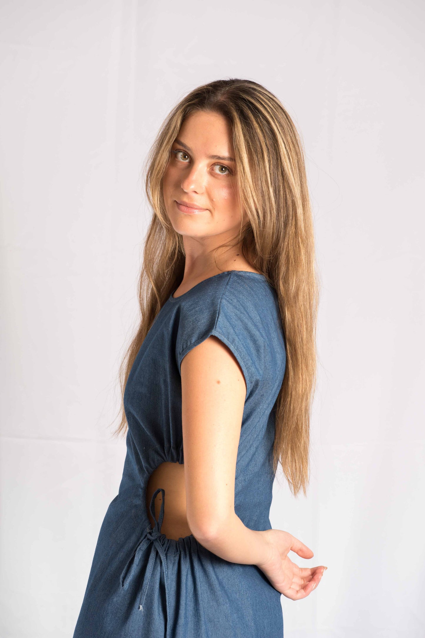 VESTIDO LARGO EN ALGODÓN TIPO DENIM, CON DETALLE DE ABERTURA AJUSTABLE EN LA CINTURA