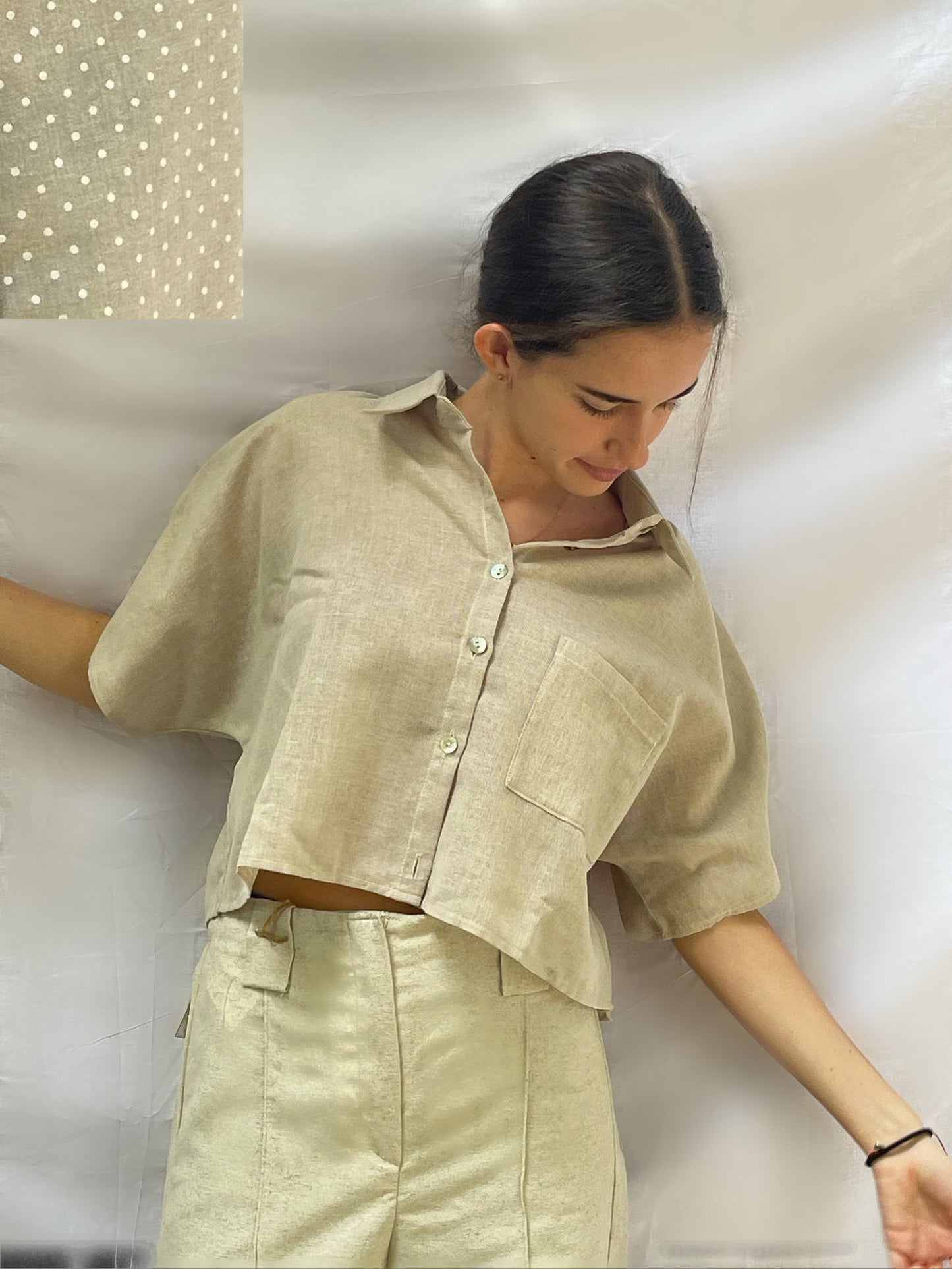 BLUSA CAMISERA DE ALGODÓN BEIGE CON PUNTOS BLANCOS, MANGA MURCIÉLAGO
