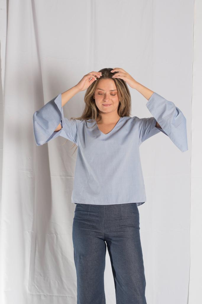 BLUSA ALGODÓN MANGA ABIERTA EN VUELO