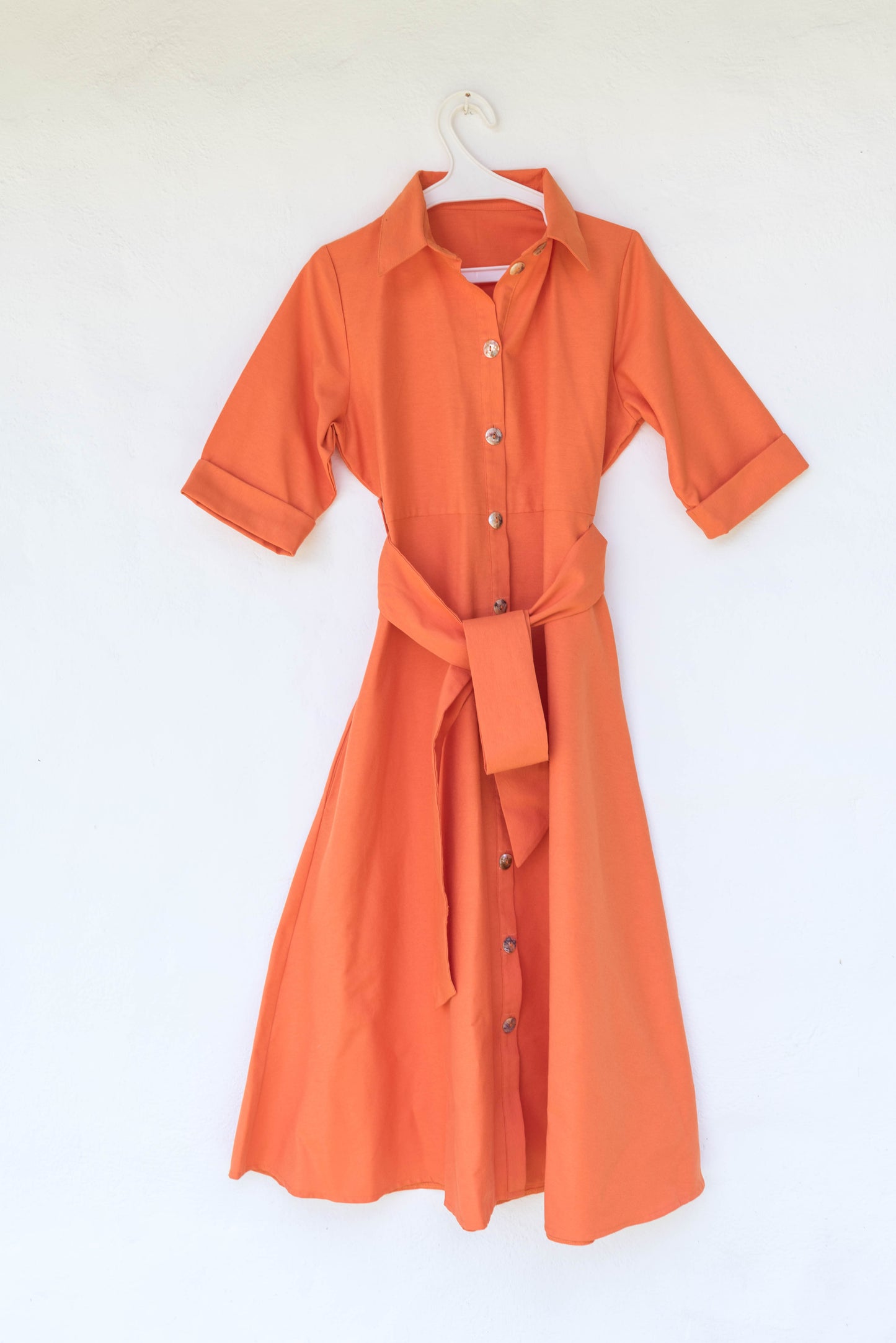 VESTIDO & ABRIGO MIDI DE LINO NARANJA,  CON BOTONES Y BOLSILLOS