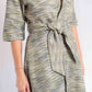 VESTIDO & ABRIGO MIDI DE LINO BEIGE A RAYAS,  CON BOTONES Y BOLSILLOS