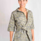VESTIDO & ABRIGO MIDI DE LINO BEIGE A RAYAS,  CON BOTONES Y BOLSILLOS