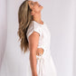 VESTIDO LARGO EN ALGODÓN BLANCO, CON  DETALLE DE ABERTURA  AJUSTABLE  EN LA CINTURA