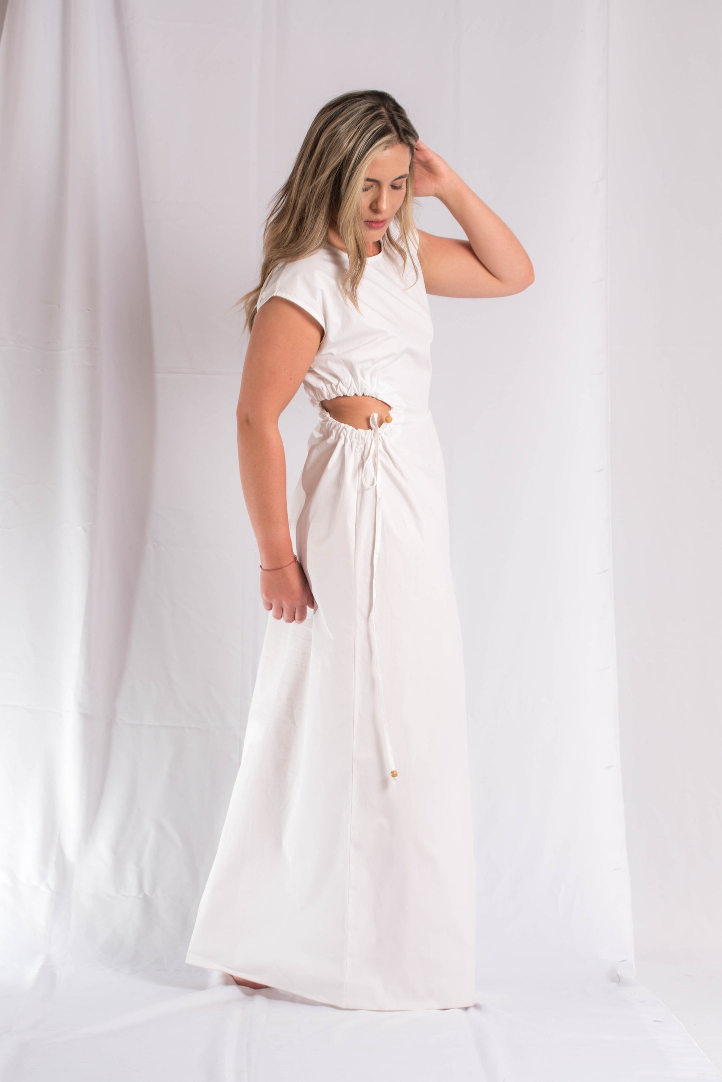 VESTIDO LARGO EN ALGODÓN BLANCO, CON  DETALLE DE ABERTURA  AJUSTABLE  EN LA CINTURA