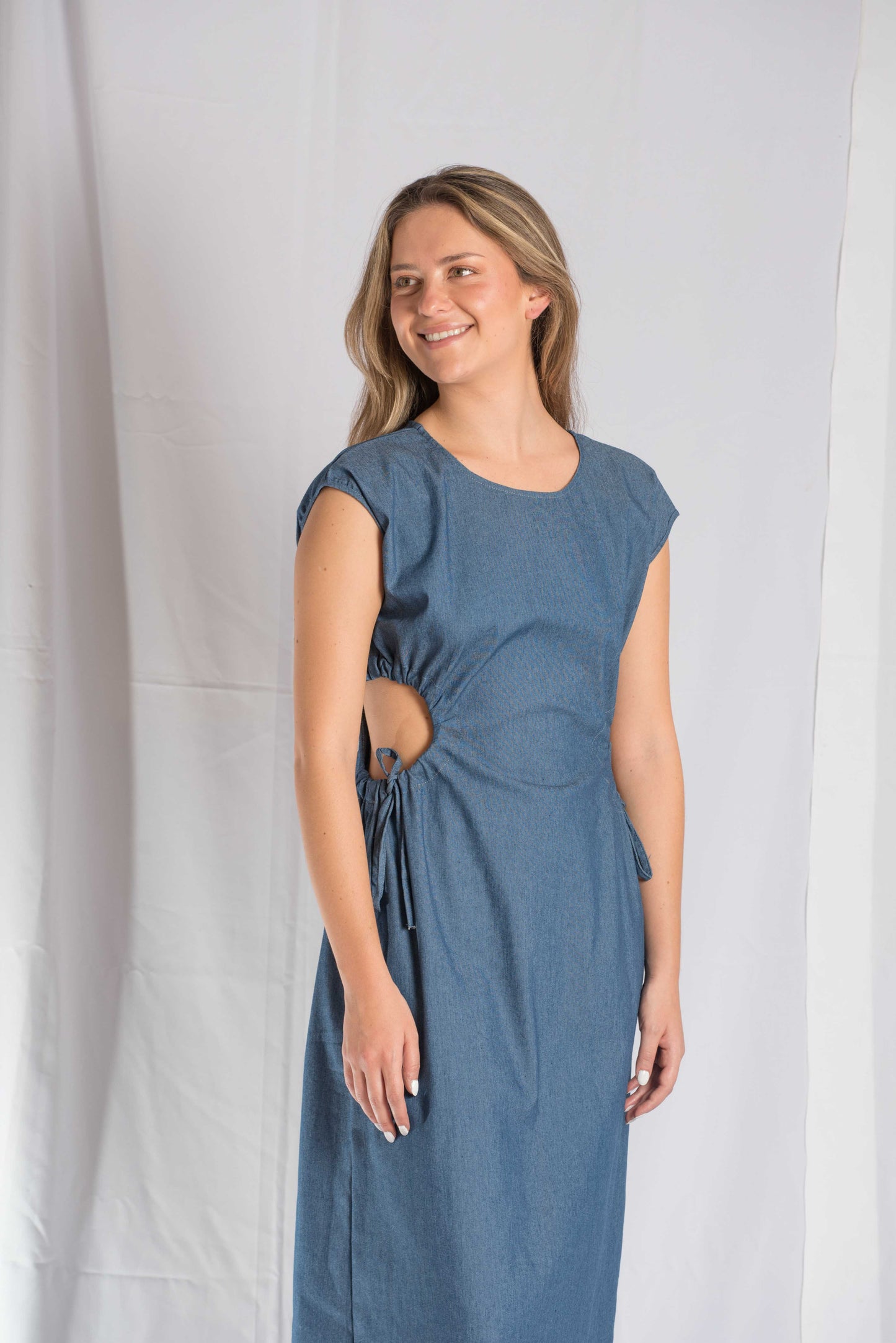 VESTIDO LARGO EN ALGODÓN TIPO DENIM, CON  DETALLE DE ABERTURA  AJUSTABLE  EN LA CINTURA